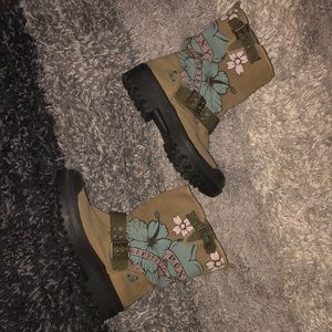 Roxy Boots. Size 8 but fit snug. Never worn for that reason